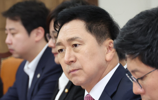 지난 10월12일 김기현 국민의힘 대표가 국회 본청에서 열린 당 최고위원회의에 참석해 어두운 표정을 짓고 있다. 김태우 국민의힘 서울 강서구청장 보궐선거 후보가 지난 11일 치러진 선거에서 진교훈 더불어민주당 후보에게 17.15%포인트 득표차로 대패한 여파다.<연합뉴스>